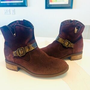 $299 UGG Chestnut Brown Suede Ankle Boots Snake Buckle strap fur lined 40.5 9